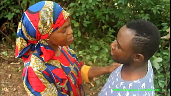 la femme adultère du village.  Dans un village d'Afrique, cette femme trompe son mari et joue un rôle auprès des villageois.  elle embrasse même publiquement dans les champs, dans la brousse et autres.  Vivez l'in&